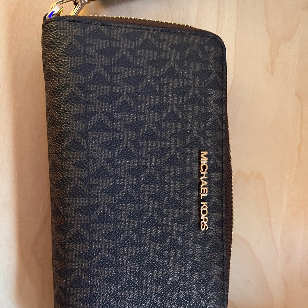 woman micheal knors wallet used once
